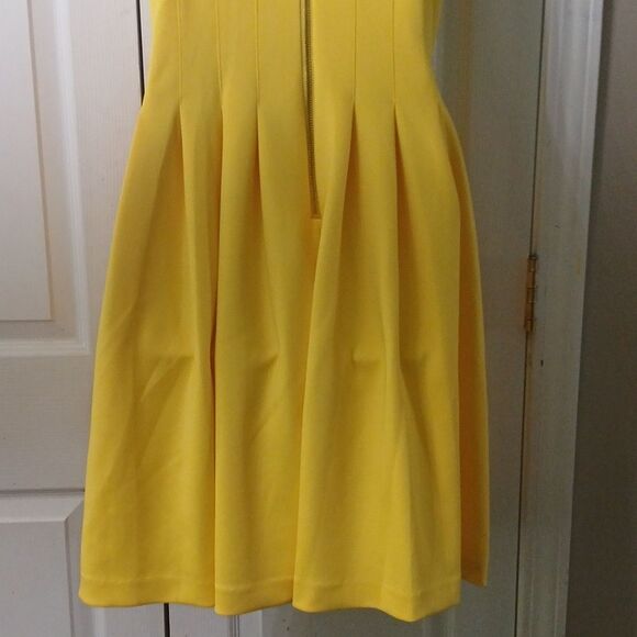 Calvin Klein sleeveless yellow pleated front dress with pockets Sz M EUC - Picture 5 of 7